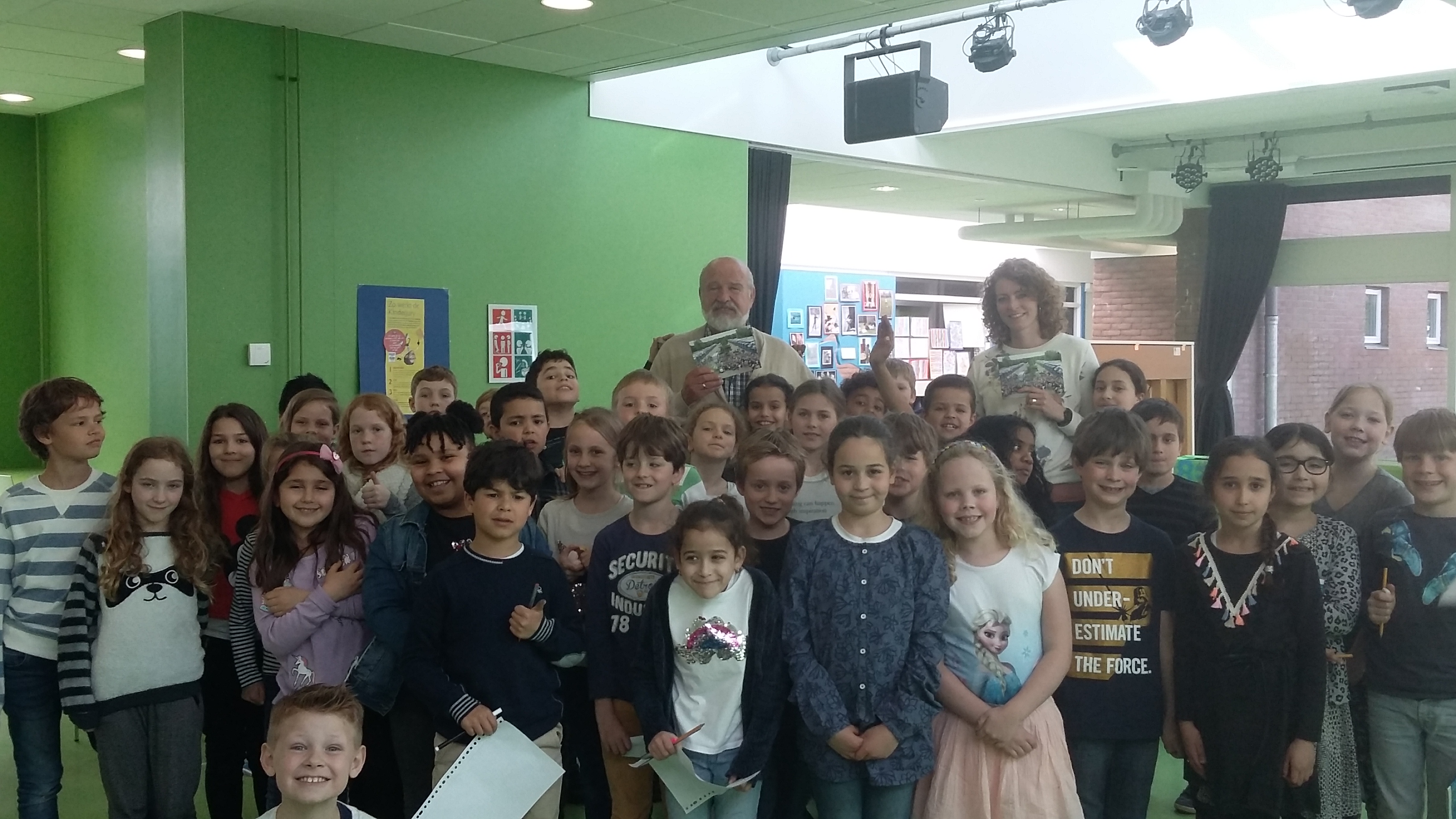 MVO bij Mondial Waaijenberg Verhuizers. Kinderen van basisschool De Sluis in Zeist krijgen rekenles van Opa Jan de verhuizer.