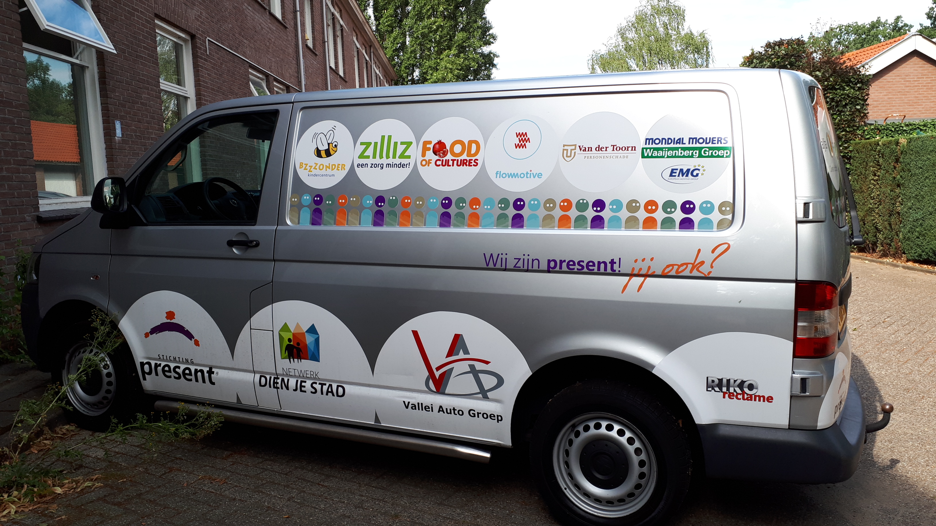 Mondial Waaijenberg Verhuizers een van de sponsoren Klusbus stichting Present Ede